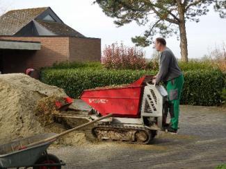 DANK AAN DE JARIGEN Wij danken alle jarigen voor de lekkere cake en de leuke geschenken: Jongste kleuters: zaadjes voor in onze tuin van bloemen en groenten.