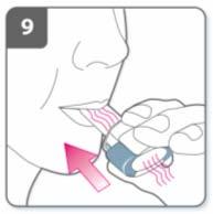 Inhaleer het geneesmiddel: Om het geneesmiddel diep in uw luchtwegen in te ademen: Houd de