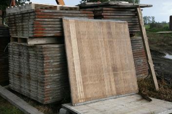 hout worden in de productieketens voor holle betonblokken