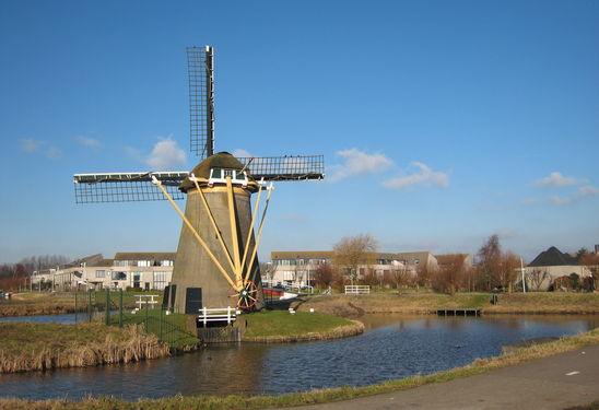 Zoeterwoude bestaat uit drie delen: Zoeterwoude-dorp, Zoeterwoude-Rijndijk en Weipoort.