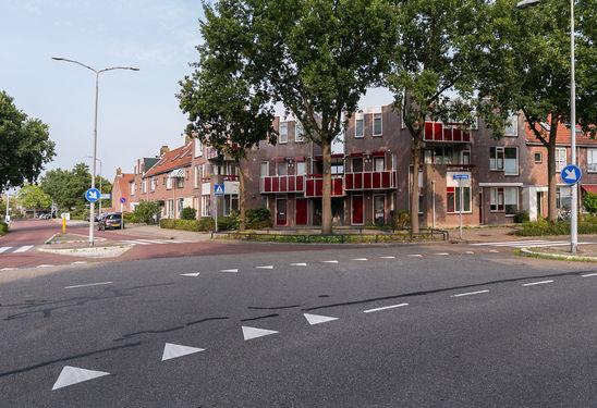 3-kamerappartement met voor- en achtertuin Bent u op zoek naar een 3-kamer appartement gelegen op de begane grond nabij het karakteristieke en gezellige centrum van Voorschoten?