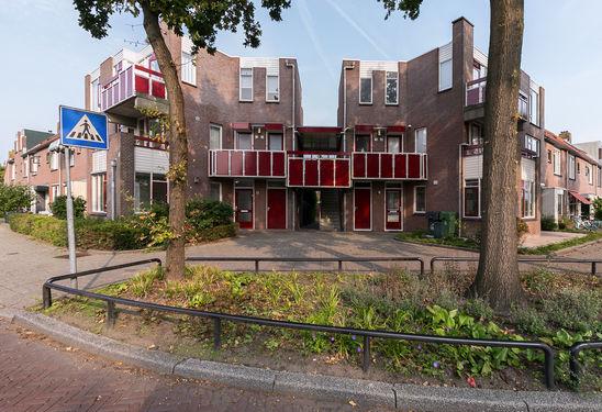Het appartement is op loopafstand van de authentieke Voorstraat met fraaie oude lindebomen, gaslantaarns en gezellige restaurants alsmede de weekmarkt.