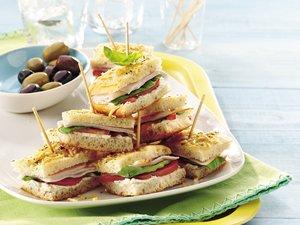 De theetoafel (High tea) (vanaf 15 personen) Sandwich met kaas, komkommer en dille crème Sandwich met carpaccio met