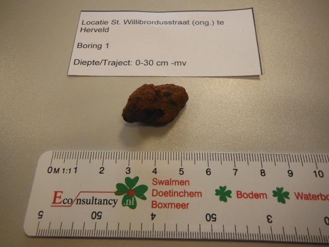 In het oostelijke en zuidelijke deel van het plangebied bestaat de bodemopbouw vanaf het maaiveld tot gemiddeld 70 cm -mv, maximaal tot 85 cm -mv, uit donkerbruin tot grijsbruin gekleurde, zwak