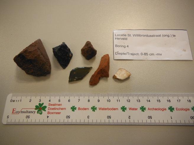 roodbakkend aardewerk, 18 e /19 e eeuw (NTC) Boring 6 (0-60): fragmenten baksteen, puin en dakpan, (sub)recent (19 e /20 e eeuw)dakpan 4.