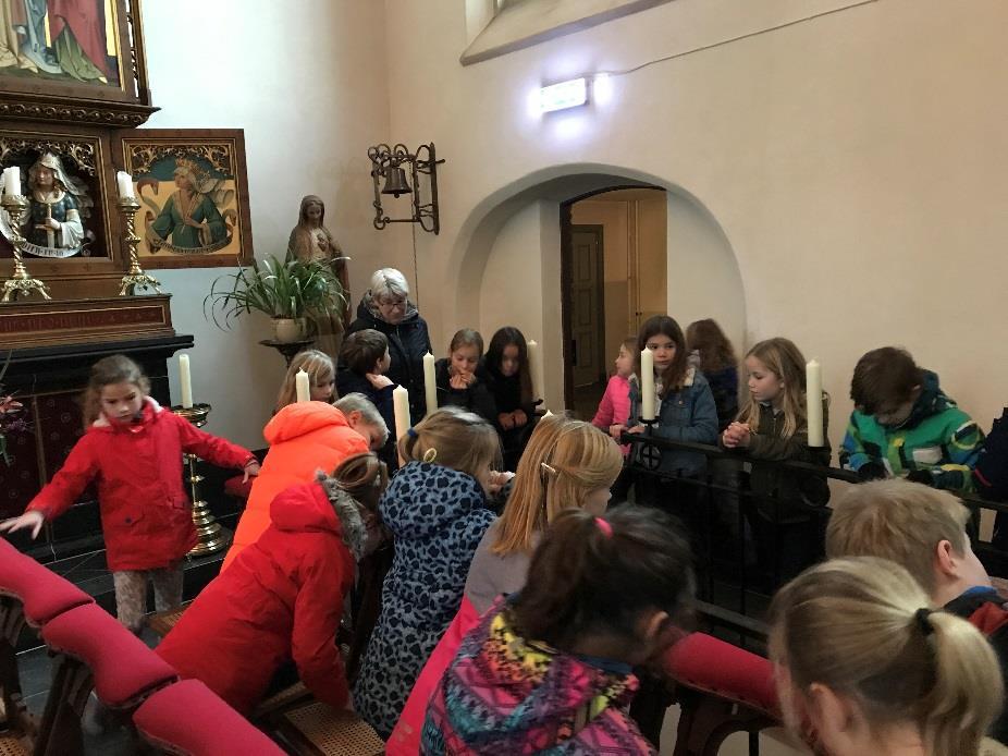 Bezoek aan de St. Janskerk Op vrijdagmiddag 15 december heeft groep 5 een rondleiding gehad in de katholieke kerk St. Jan aan de Nieuwstad. Voor de meeste kinderen onbekend terrein.