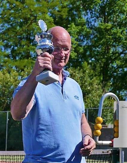 Jan van de Pavert en Mariëtte zorgden voor de bar, waarop mede als gevolg van de temperatuur een groot beroep werd gedaan.