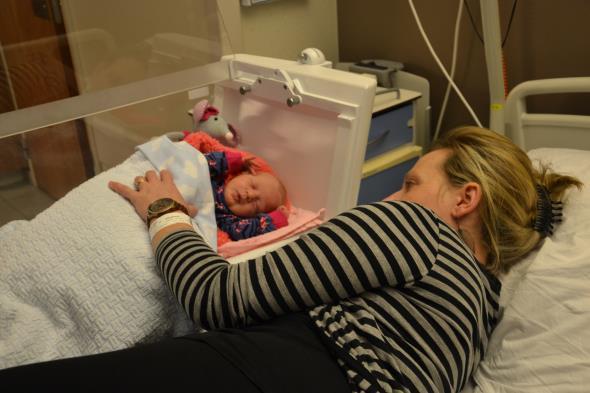 De mama kan zo op een veilige manier met haar baby skin-to-skin doen. De draagdoek is speciaal ontworpen voor de kraamafdeling en is enkel al liggend te gebruiken.