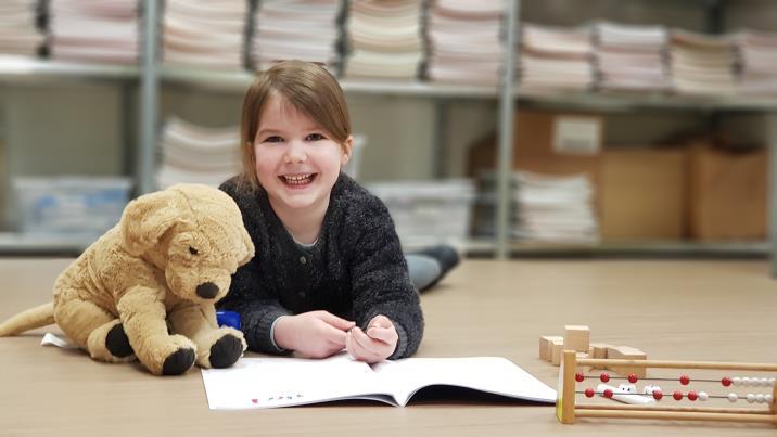 De ligplaatsschool in Krimpen a/d IJssel Het Zwanenmeer is op maandag en dinsdag geopend. Kinderen komen daar met leeftijdgenootjes in contact en leren zo omgaan met anderen.