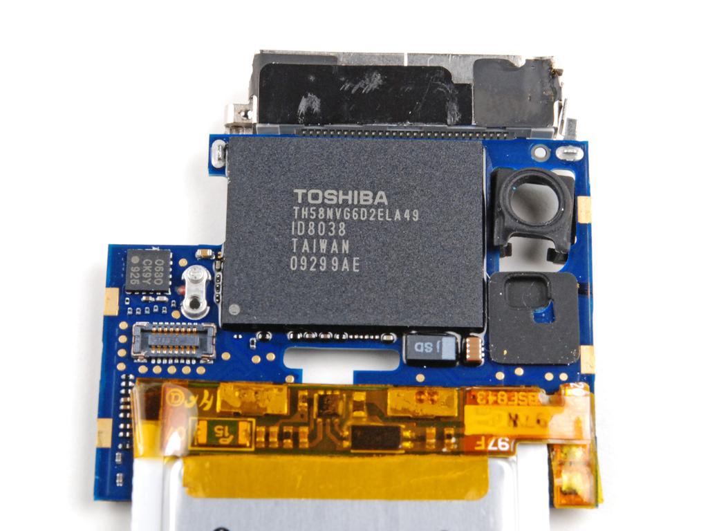 Stap 18 In onze ipod, Toshiba is de bron voor de 8 GB flashgeheugen.