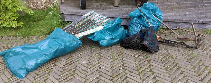 uiteindelijk met de boot naar de vaste wal. Het resulteerde uiteindelijk in een volle aanhanger met afval.