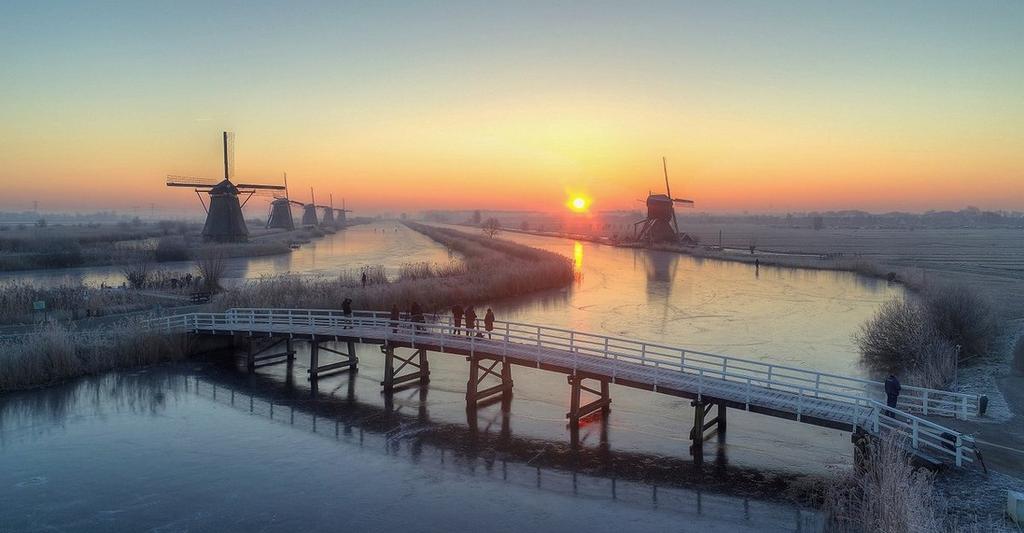 ! ( Zie bijgaande kleurenfoto van de 4 e t/m de 8 e molen ) Aldus naar waarheid opgetekend te