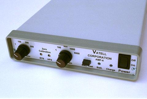 Hoofdstuk 4. Warmtefluxsensoren Figuur 4.5: AMP-6 versterker van Vatell Corp. Bij motorwerking bleek er geen geschikte instelling voor de versterking van het HFS-signaal mogelijk.