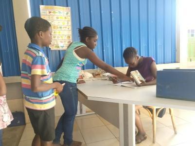8 Doelstelling 3: ontwikkelen gebruik van buurthuis/bibliotheek Lob Makandra Beginsituatie Stichting Romario heeft in 2014 bijgedragen aan het opzetten van een bibliotheek in Suriname.