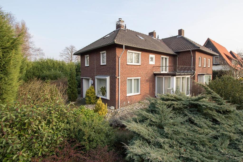 De tuin van de woning is mooi aangelegd en biedt veel privacy.