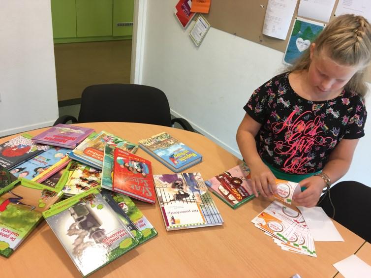 Dag van de zwerfboeken Op 3 oktober, tegelijk met de opening van de Kinderboekenweek, was het ook de dag van de zwerfboeken. De zwerfboekenkast op het plein wordt al regelmatig gebruikt.