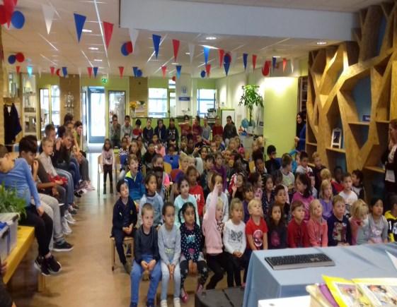 Het thema van de Kinderboekenweek is vriendschap. Juf Ilona las het boek voor.