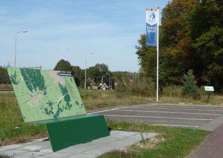 Fiets richting Holten, naar fietsknooppunt 71 3. Naar fietsknooppunt 69 (jaarpaaltjes 1999-1977) - Rechts: zicht op Holterenk. - Links: uitzichtpunt. 4.