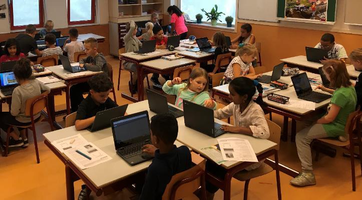 Chromebooks Op zowel Meander West als Oost zijn we dit schooljaar gestart met 36 Chromebooks. Om zoveel Chromebooks tegelijkertijd in gebruik te nemen, is er een nieuw wifi netwerk aangelegd.