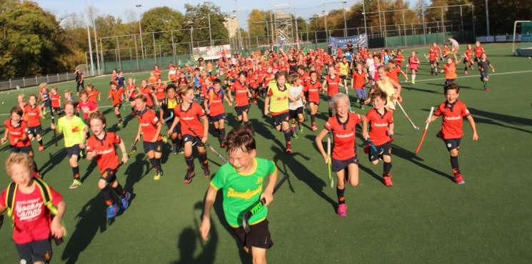 Geslaagde & stralende clinic Afgelopen zaterdag organiseerden Heren 1 en Dames 1 een clinic voor de C, D, E en F jeugd. Het was een overweldigend succes, waarbij het weer zeker een rol speelde!