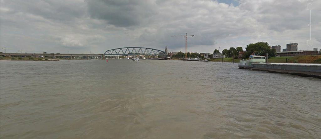 De nabijgelegen Rijnbruggen gaan allemaal vlak over het