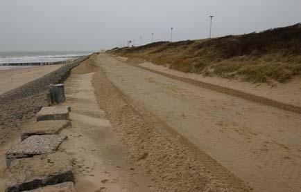 Werkzaamheden: De aansluitingsconstructie wordt verder in de duinen gerealiseerd. Eerste wordt een deel van de grond / het zand opzij gezet ter plekke van de nieuwe aansluitingsconstructie.