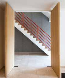 dankzij de installatie van een volledig domotica-systeem > Een trendy interieur: grote centrale trap, modern concept voor en eetkamer,