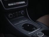 Standaarduitrusting en opties. Interieur Beenruimte Instaplijsten met opschrift Mercedes-Benz, verlicht Voor.