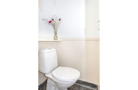 badkamer is praktisch en modern, voorzien van wastafelmeubel met spiegelkast, designradiator en inloopdouche.