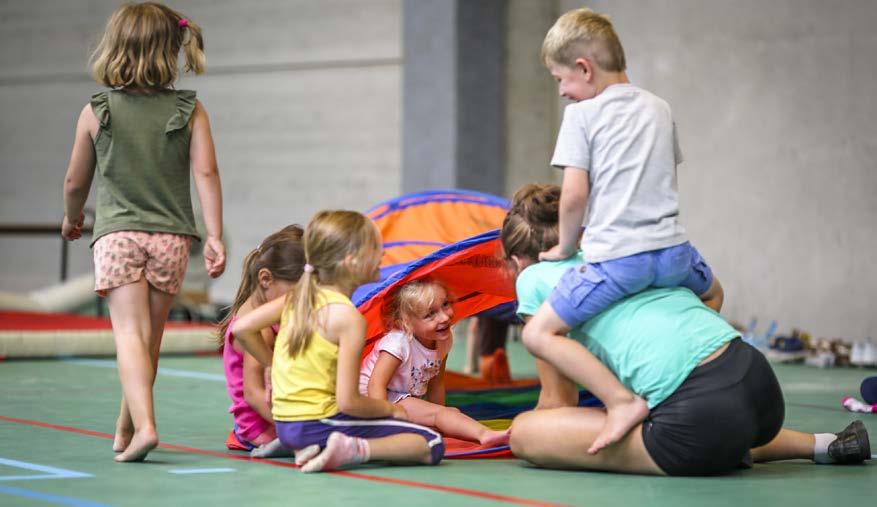 Volley Heuvelland Gratis initiatielessen volleybal D Tijdens de maand september voor kinderen vanaf 5 jaar / 3 de kleuter tot 18 jaar D Een kwartier voor aanvang van de lessen spreken we af in de