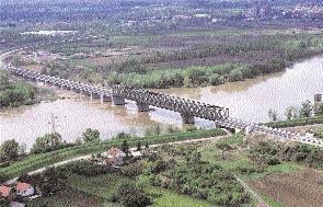 Communautair ontwikkelingsbeleid en tenuitvoerlegging van de buitenlandse hulp ZGP SFOR Samac-brug vóór herstel. Herstelde Samac-brug.