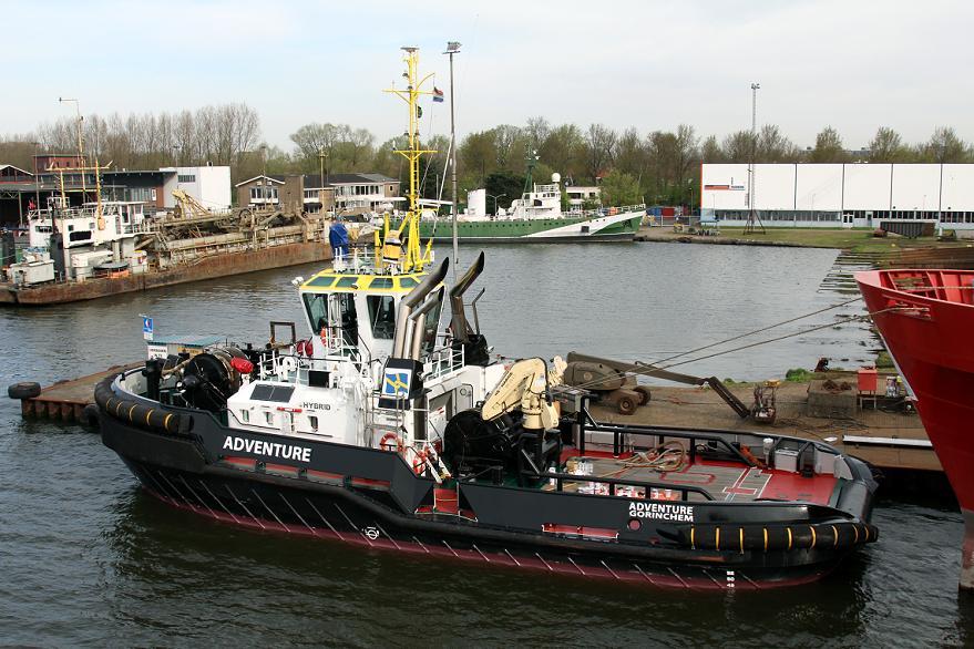 60 ton. 2-6-2014 gearriveerd te IJmuiden. 16-3-2017 zonder Iskes logo in de schoorsteen het naar Damen Shiprepair Amsterdam B.V., de laatste reis in de Iskes kleuren.