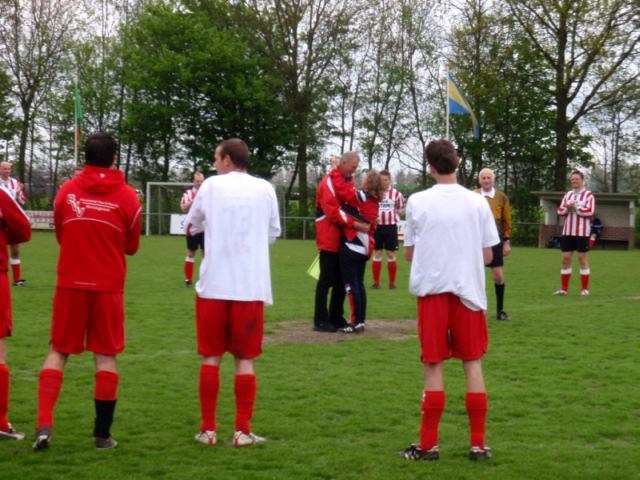 ARIE VRAAGT ANITA TEN HUWELIJK Toen Arie aan het begin van het seizoen de taak van coach van DESS 2 op zich nam, maakte hij een belofte.