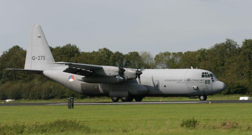 ONGERUBRICEERD MANAGEMENTSAMENVATTING Groepsrisico rond de luchthaven Eindhoven door militair en civiel vliegverkeer MER luchthaven Eindhoven 2012 Rapportnummer NLR-CR-2013-170 Auteur(s) Y.S. Cheung R.