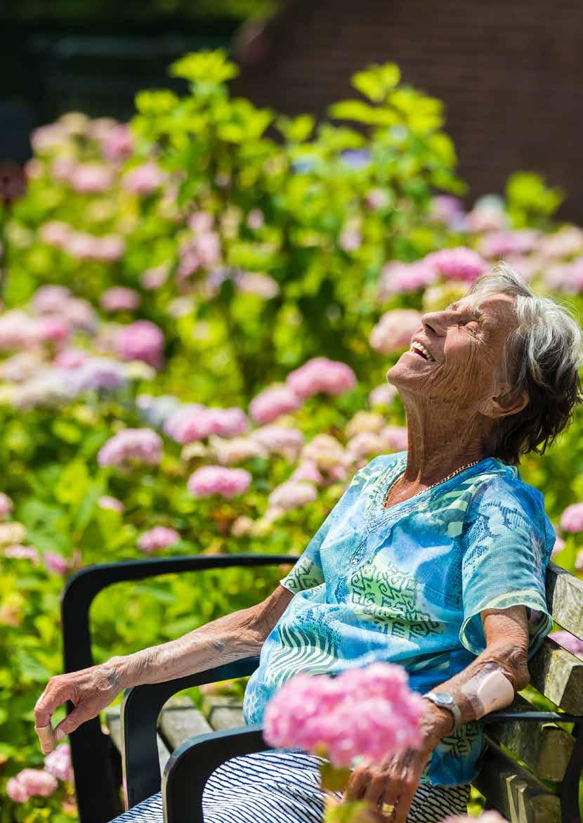 Ik ben altijd al een buitenmens geweest Zodra het droog is, zit mevrouw Voskamp in de tuin van De