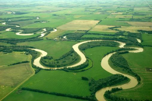 Toelichting Het rechttrekken van de rivierloop leidt tot snellere afvoer en habitatverlies. Herstel ven meandering (bijvoorbeeld meestromende nevengeulen) zorgt juist voor habitatdiversiteit.