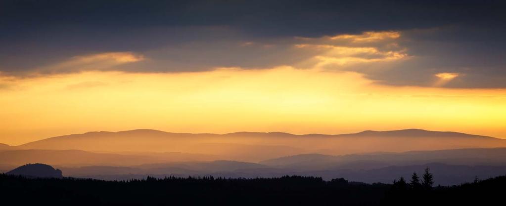 De Auvergne De Auvergne ligt in het zuidelijke centrum van Frankrijk, in het Centraal Massief, wat sinds 2016 deel uitmaakt van de regio Auvergne-Rhône-Alps.