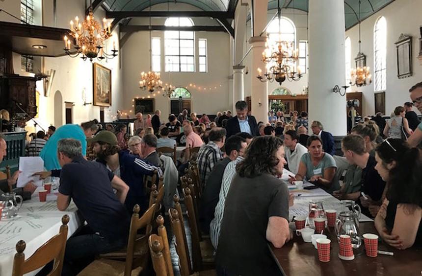 Foto: buurtbewoners en ondernemers bespreken de toekomst van Centrum Oost in de Oostzijderkerk De APS-methode versterkt de kwaliteit van de gebiedsgerichte strategie De analyses van de gebieden