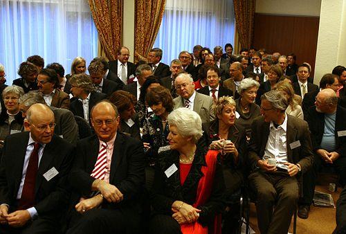 Voorwoord De keuze voor Duurzaam succes als thema van de Bilderbergconferentie op 6 en 7 februari 2009, was gemaakt toen nog geen sprake was van een kredietcrisis, zoals die in het einde van 2008