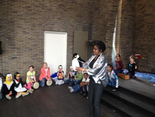 In de ochtend verzorgde ze samen met de kinderen van de onderbouw een muziekproductie over Pico de pinguïn.