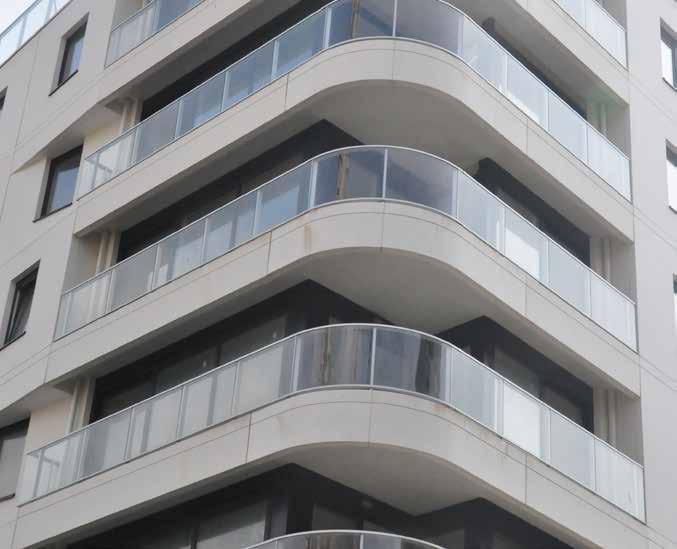 ELITE FORT OMSCHRIJVING Balustrade bestaande uit een platte handgreep 100/30 welke in de verticale staander 70/34 past, voorzien van gelaagd veiligheidsglas 44.2 tint naar keuze.