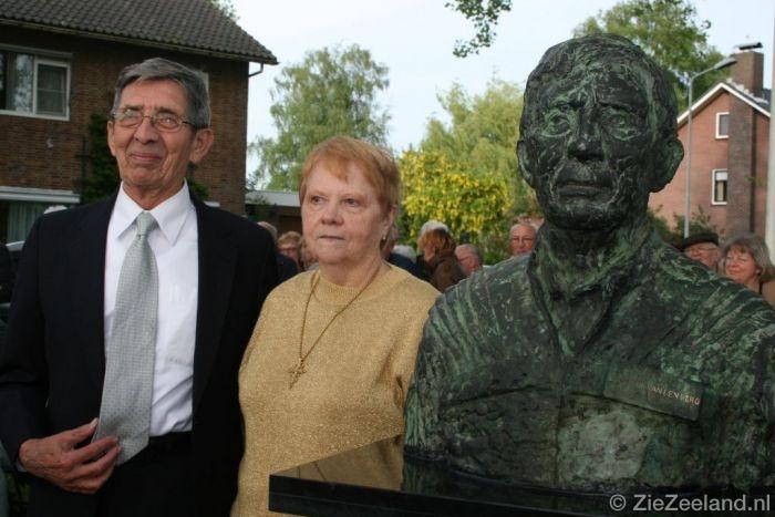 BORSTBEELD VOOR RUIMTEVAARDER LODEWIJK VAN DEN BERG Van 29 april tot 6 mei maakte Lodewijk van den berg als eerste Nederlander een ruimtevlucht.