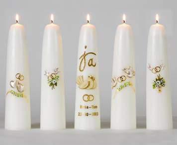 Tussen de kaarsen wordt soms een paars lint gedraaid om de krans. Deze kleur is de liturgische kleur van Advent.