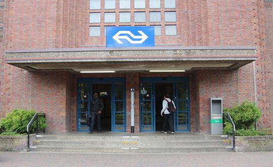 Filmhuis van Bussum. Bereikbaarheid Het NS Station Naarden/Bussum ligt op enige minuten lopen en vandaar vertrekken doorgaans 4 treinen per uur naar zowel Amsterdam als Utrecht.