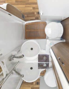 03 Aparte ruime badkamer/wc in de B 598, met groot melkglas dakluik