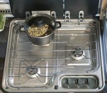 Keukencomfort zoals thuis: De grote, vrij in te delen schuifladen in de onderkast bieden maximale opbergruimte voor eet- en