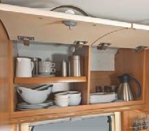 Alles op zijn plek: De beide grote, gemakkelijk bereikbare dakkasten boven de keuken zijn erg geschikt om servies en ander tafelbenodigdheden op te