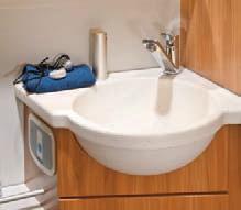 Droge voeten bij het handen wassen: De royale comfort badkamer bezit een aparte douche met vaste wanden en een eigen staplaats voor de