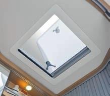 Goede ventilatie, goede bescherming: Grote melkglas dakluiken (40 x 40 cm) in bad en douche geven u privacy en zorgt voor een snelle afvoer van vochtigheid.