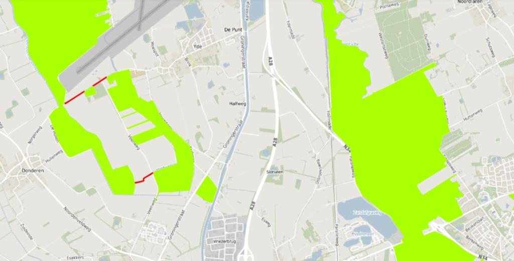 Figuur 4 Ligging van het plangebied (blauw/oranje) ten opzichte van het dichtstbijzijnde delen van de Ecologische Hoofdstructuur/ Natuurnetwerk Nederland (groen gearceerde).